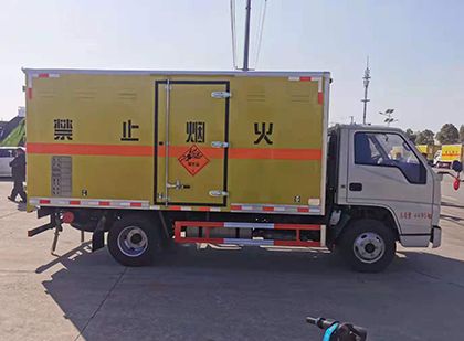 那曲爆破器材运输车工人安全操作规范与智能技术保障